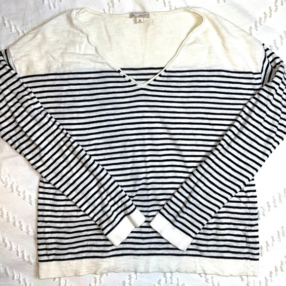 GAP Sweaters - Gap cream/navy striped lightweight sweater - sz XS